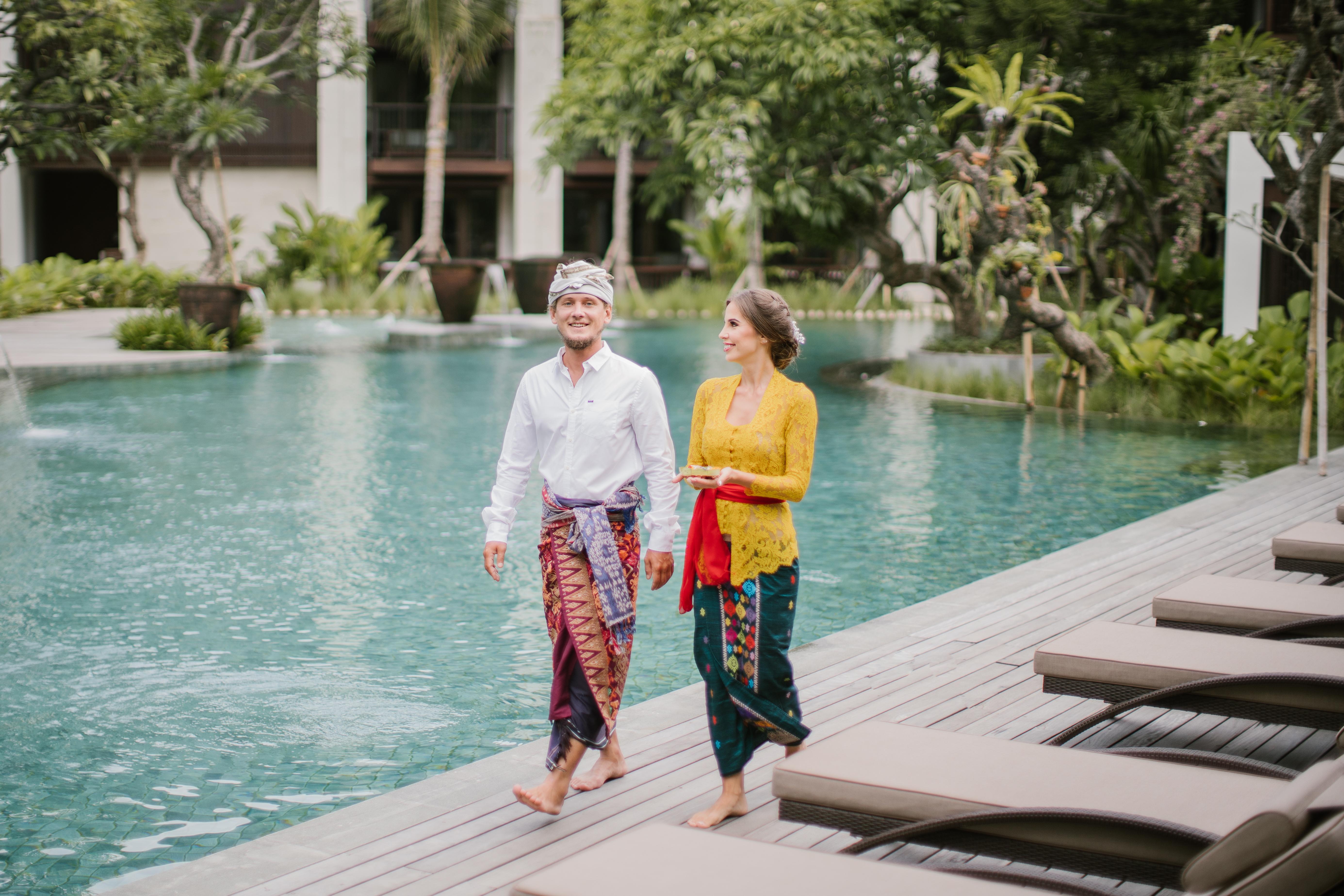 รามายณะ สวีท แอนด์ รีสอร์ต Hotel กูตา ภายนอก รูปภาพ A Balinese couple wearing traditional Balinese attire