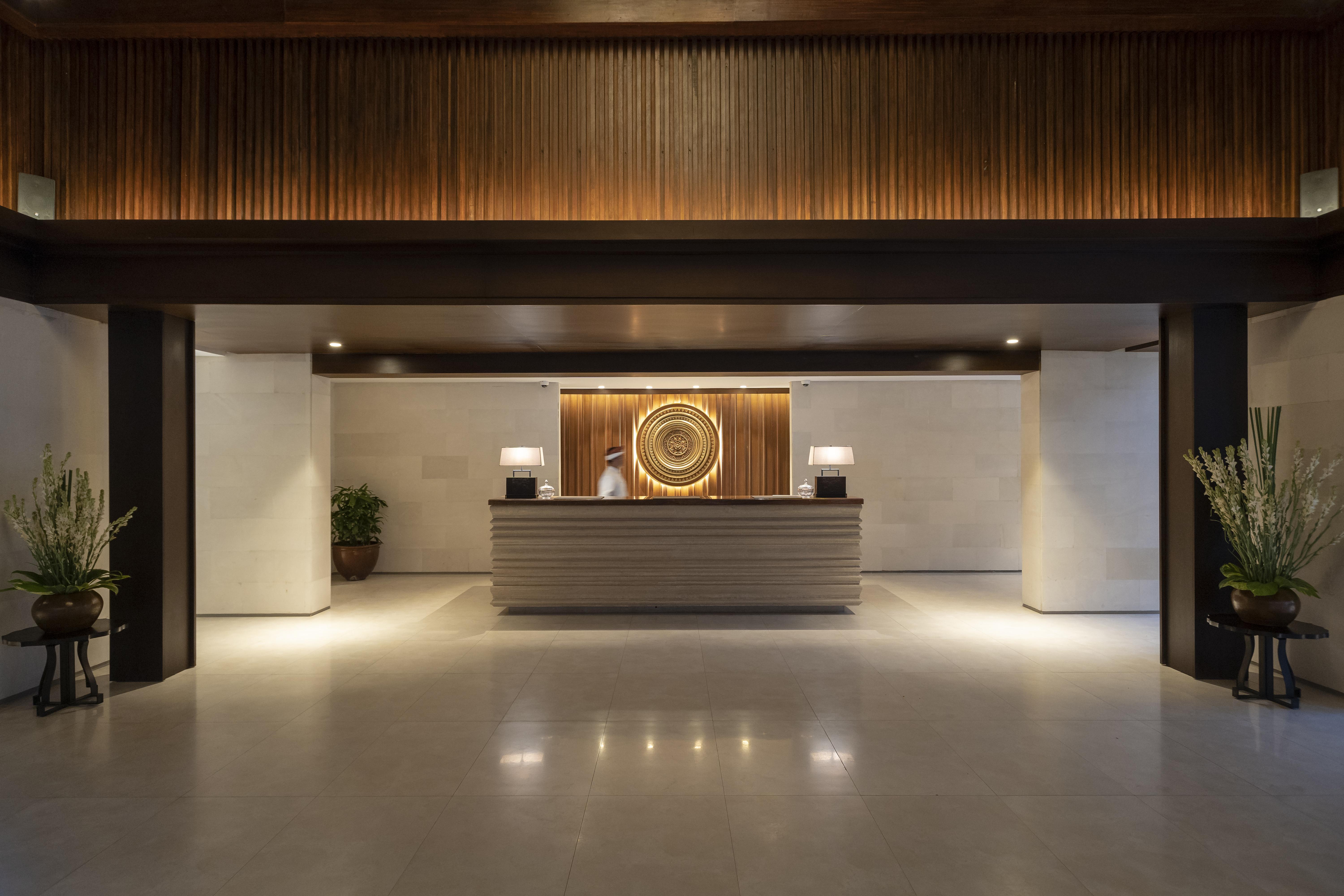 รามายณะ สวีท แอนด์ รีสอร์ต Hotel กูตา ภายนอก รูปภาพ The lobby of the hotel