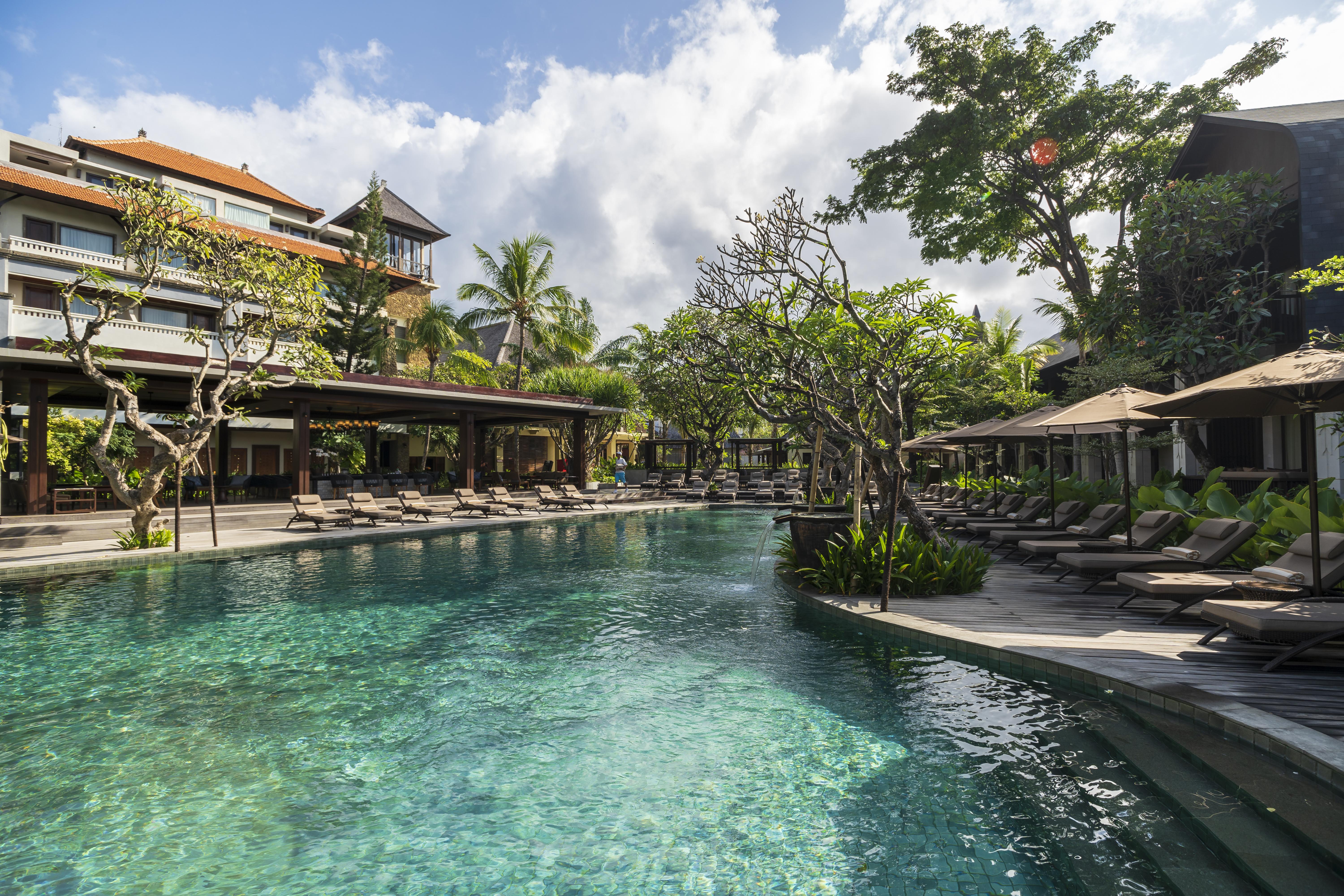 รามายณะ สวีท แอนด์ รีสอร์ต Hotel กูตา ภายนอก รูปภาพ The swimming pool at the hotel