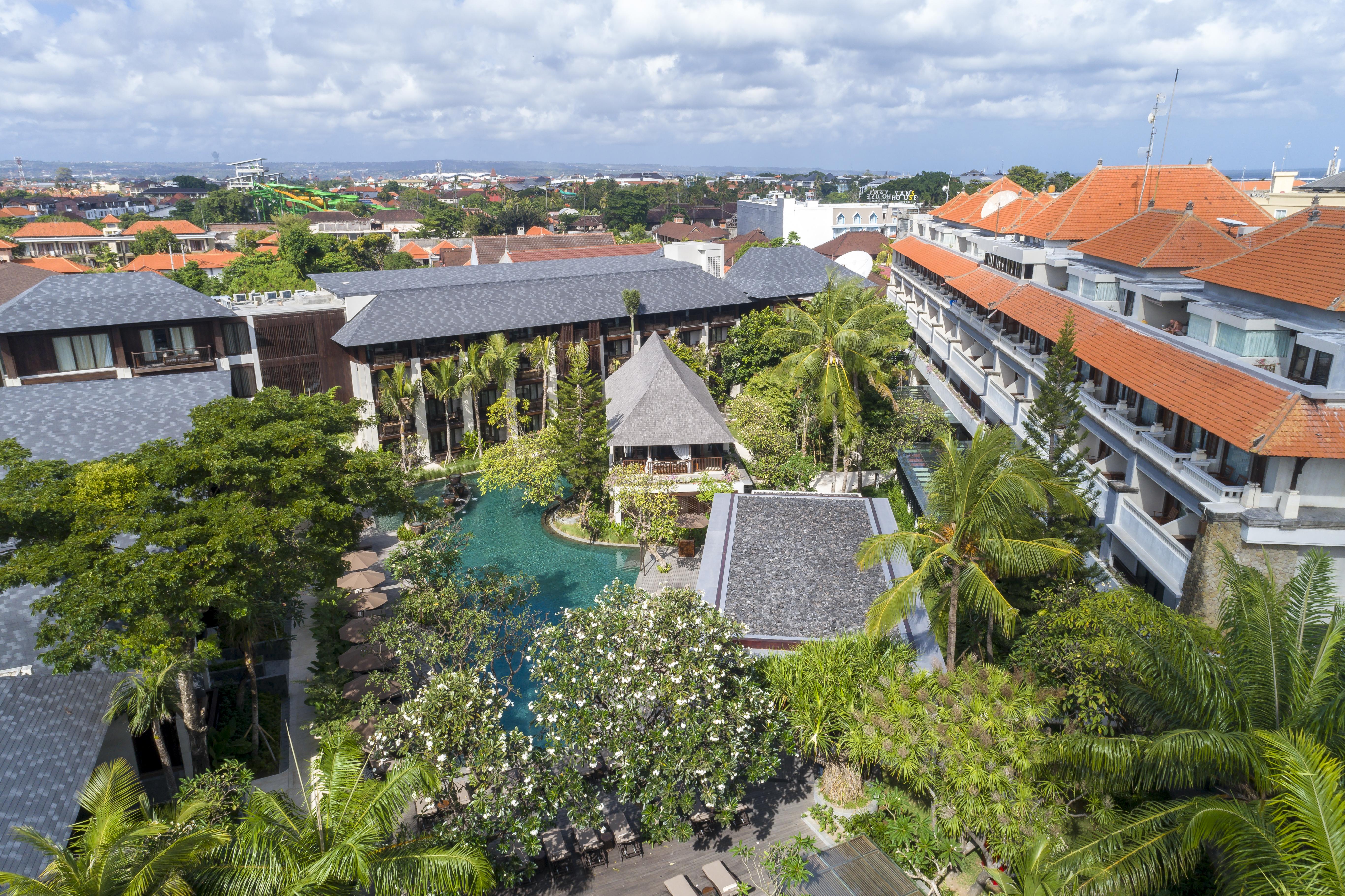 รามายณะ สวีท แอนด์ รีสอร์ต Hotel กูตา ภายนอก รูปภาพ The hotel's main pool