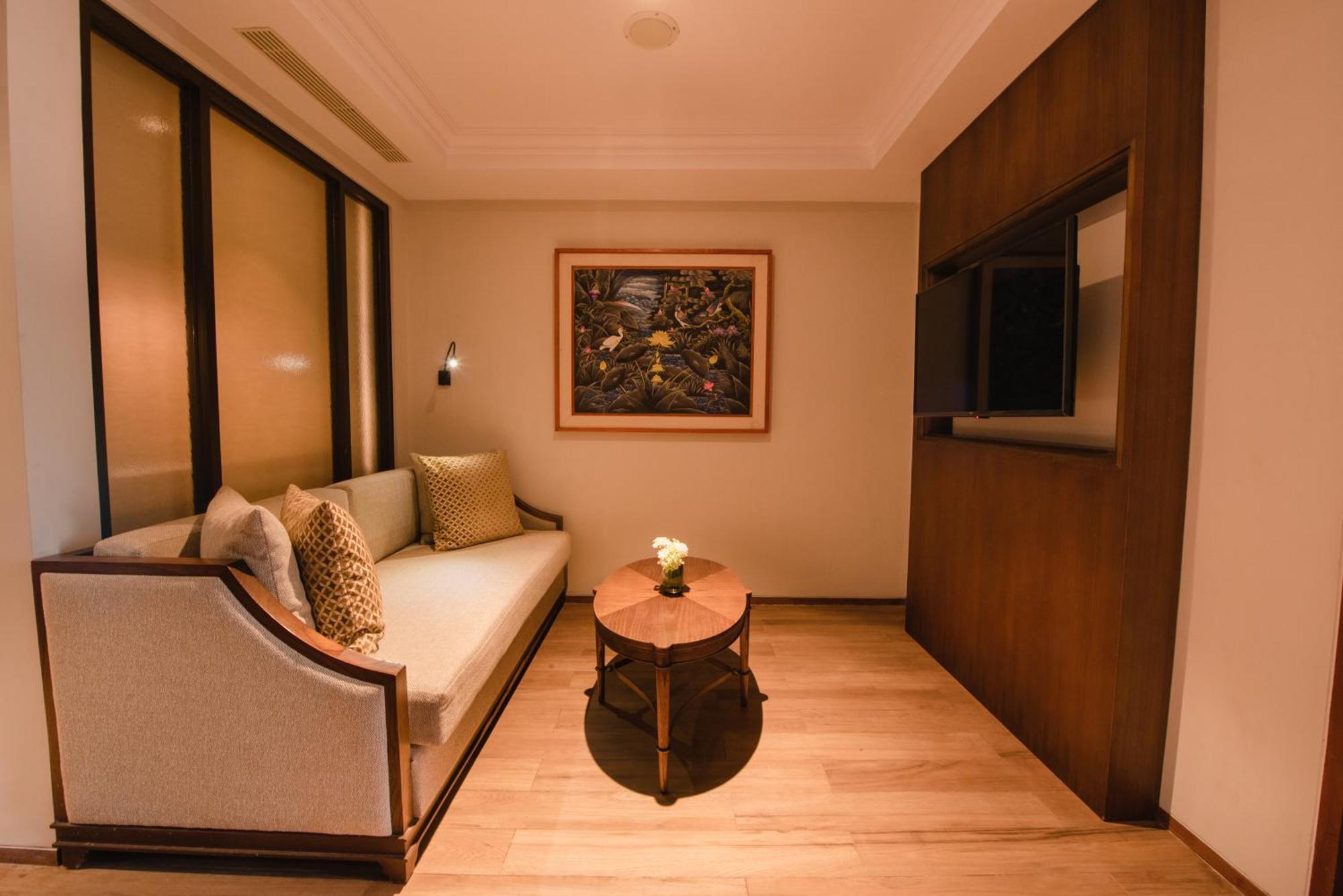 รามายณะ สวีท แอนด์ รีสอร์ต Hotel กูตา ภายนอก รูปภาพ A living room in a suite at the hotel