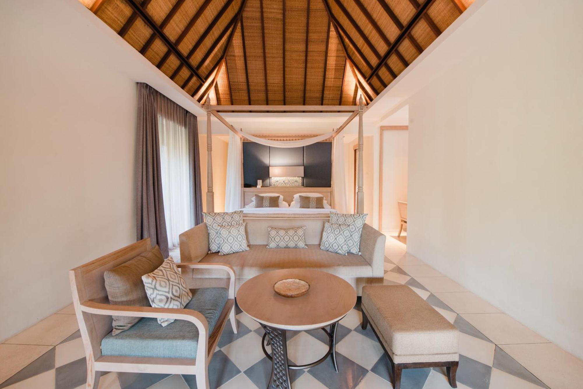 รามายณะ สวีท แอนด์ รีสอร์ต Hotel กูตา ภายนอก รูปภาพ Living room of a villa