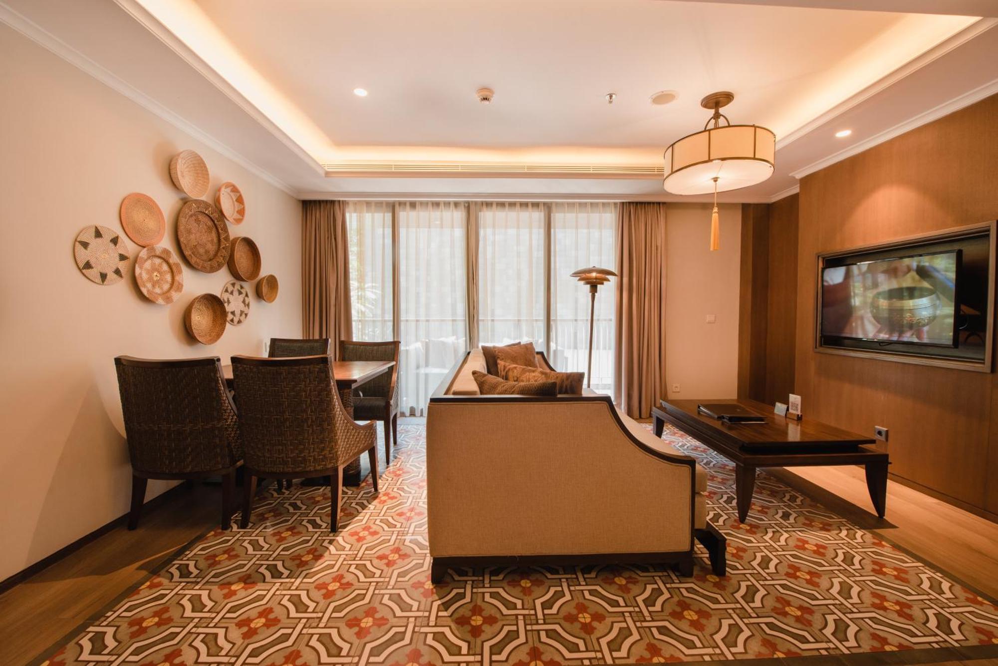 รามายณะ สวีท แอนด์ รีสอร์ต Hotel กูตา ภายนอก รูปภาพ A living room at the hotel