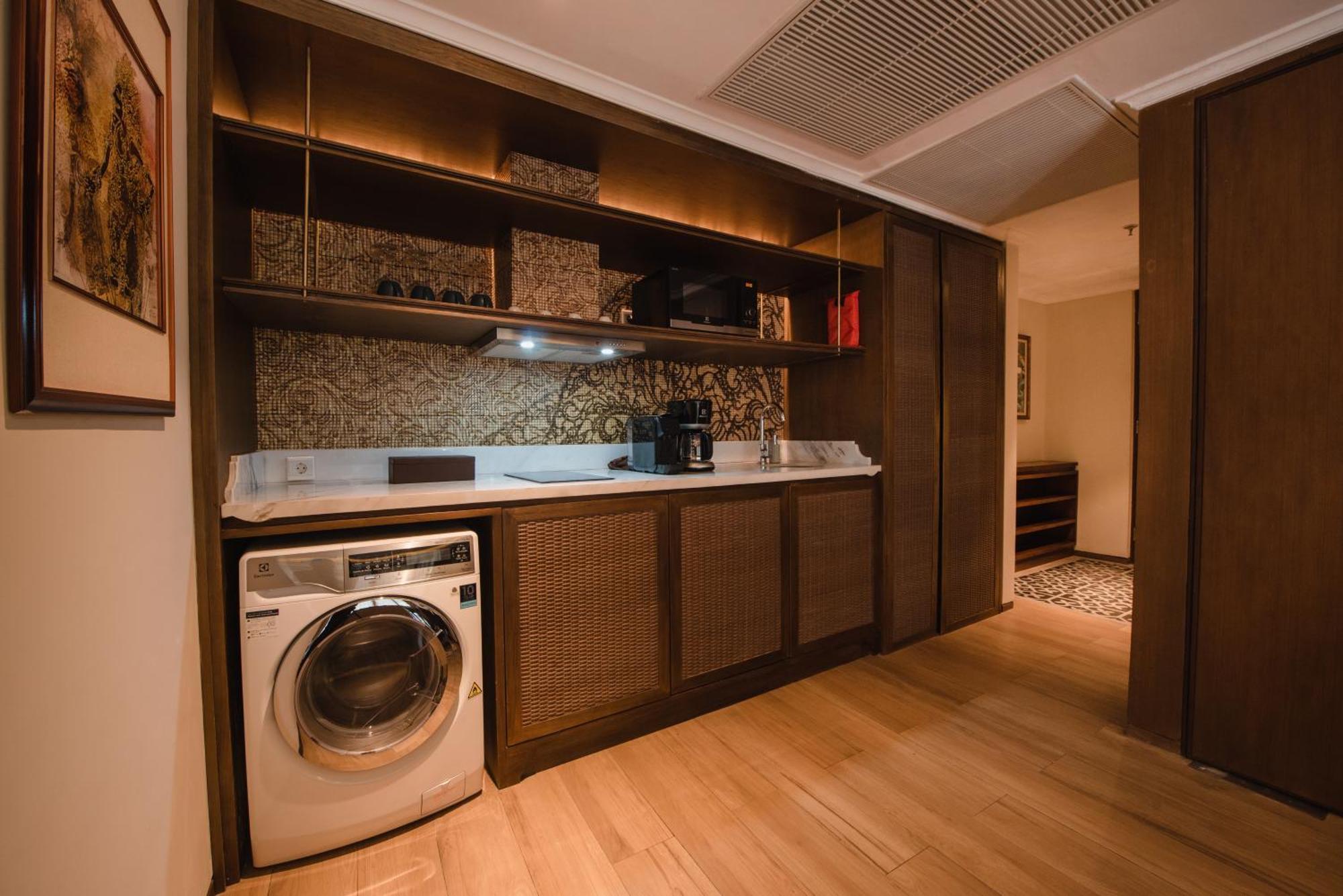 รามายณะ สวีท แอนด์ รีสอร์ต Hotel กูตา ภายนอก รูปภาพ A laundry room in a hotel