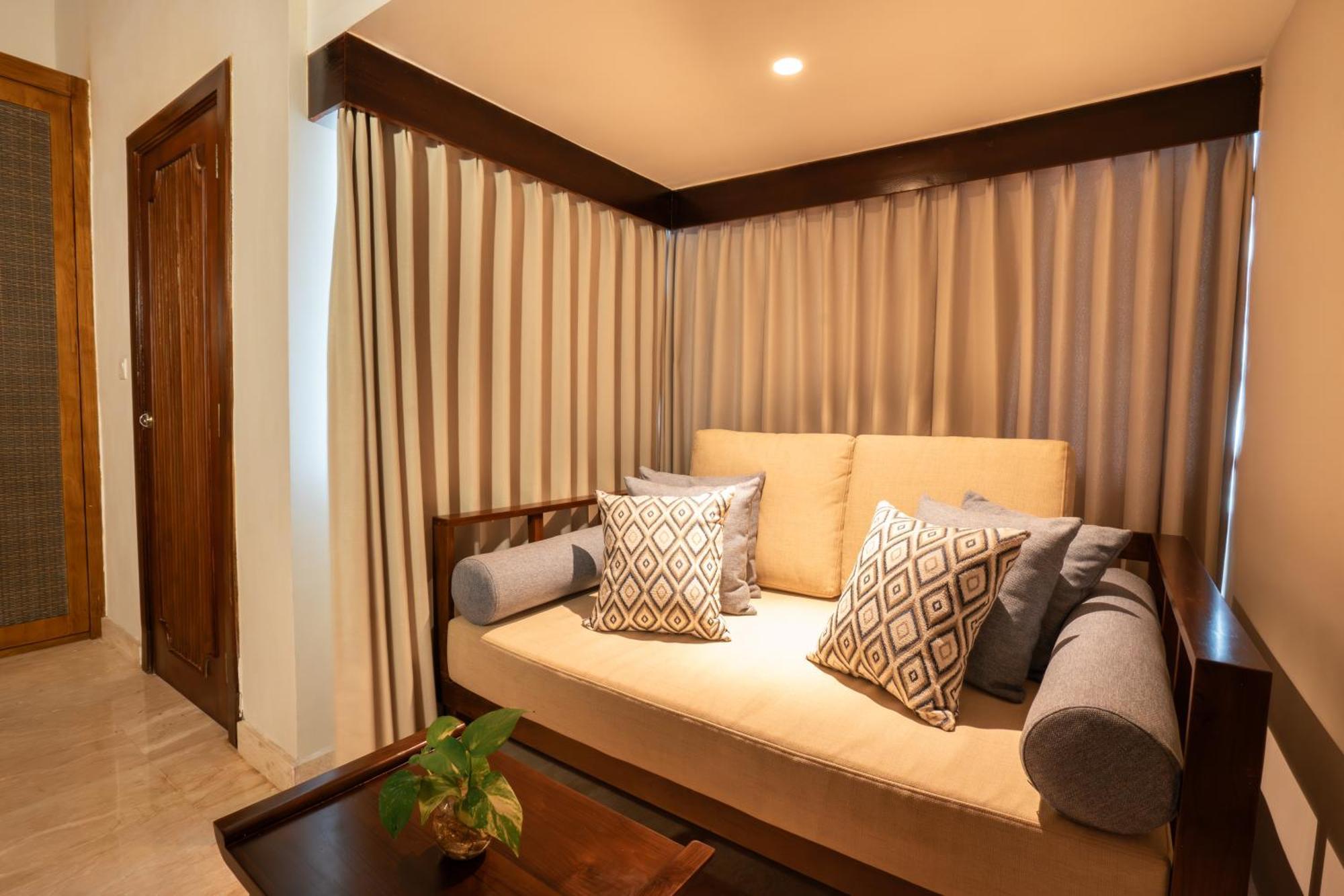 รามายณะ สวีท แอนด์ รีสอร์ต Hotel กูตา ภายนอก รูปภาพ A sofa bed