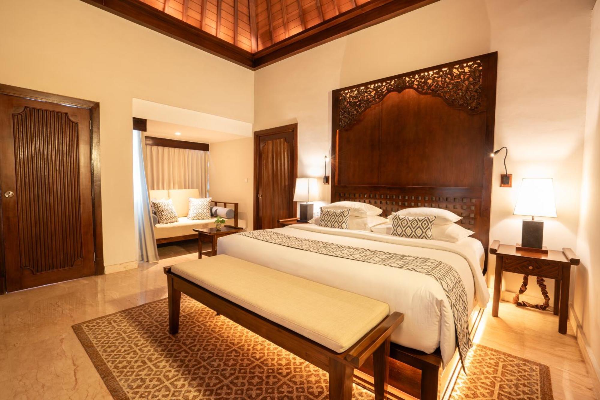 รามายณะ สวีท แอนด์ รีสอร์ต Hotel กูตา ภายนอก รูปภาพ A bedroom at the Ritz-Carlton, Bahrain