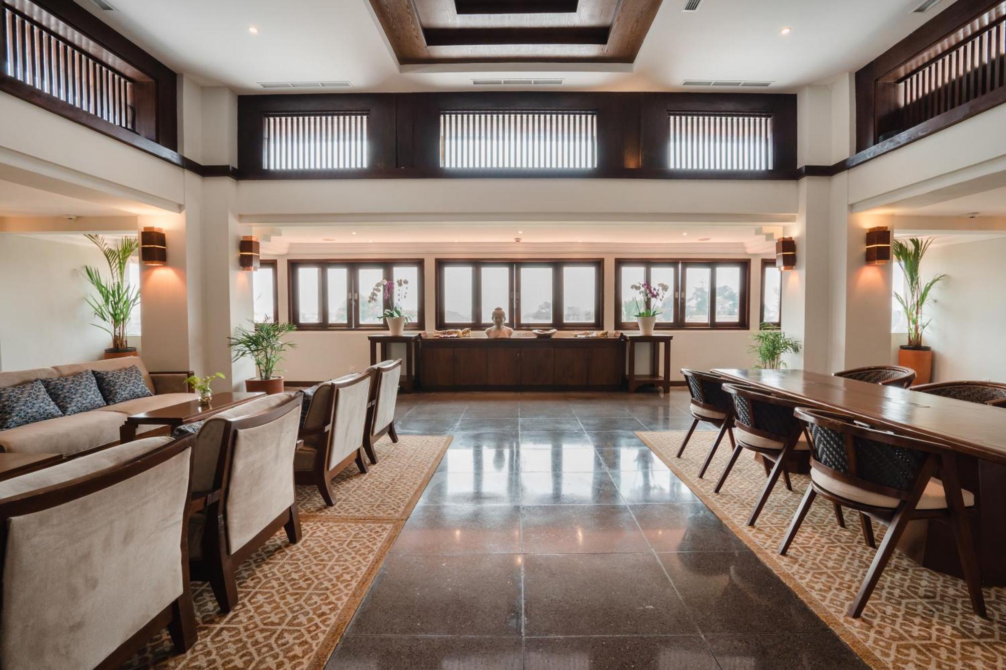 รามายณะ สวีท แอนด์ รีสอร์ต Hotel กูตา ภายนอก รูปภาพ The interior of the hotel