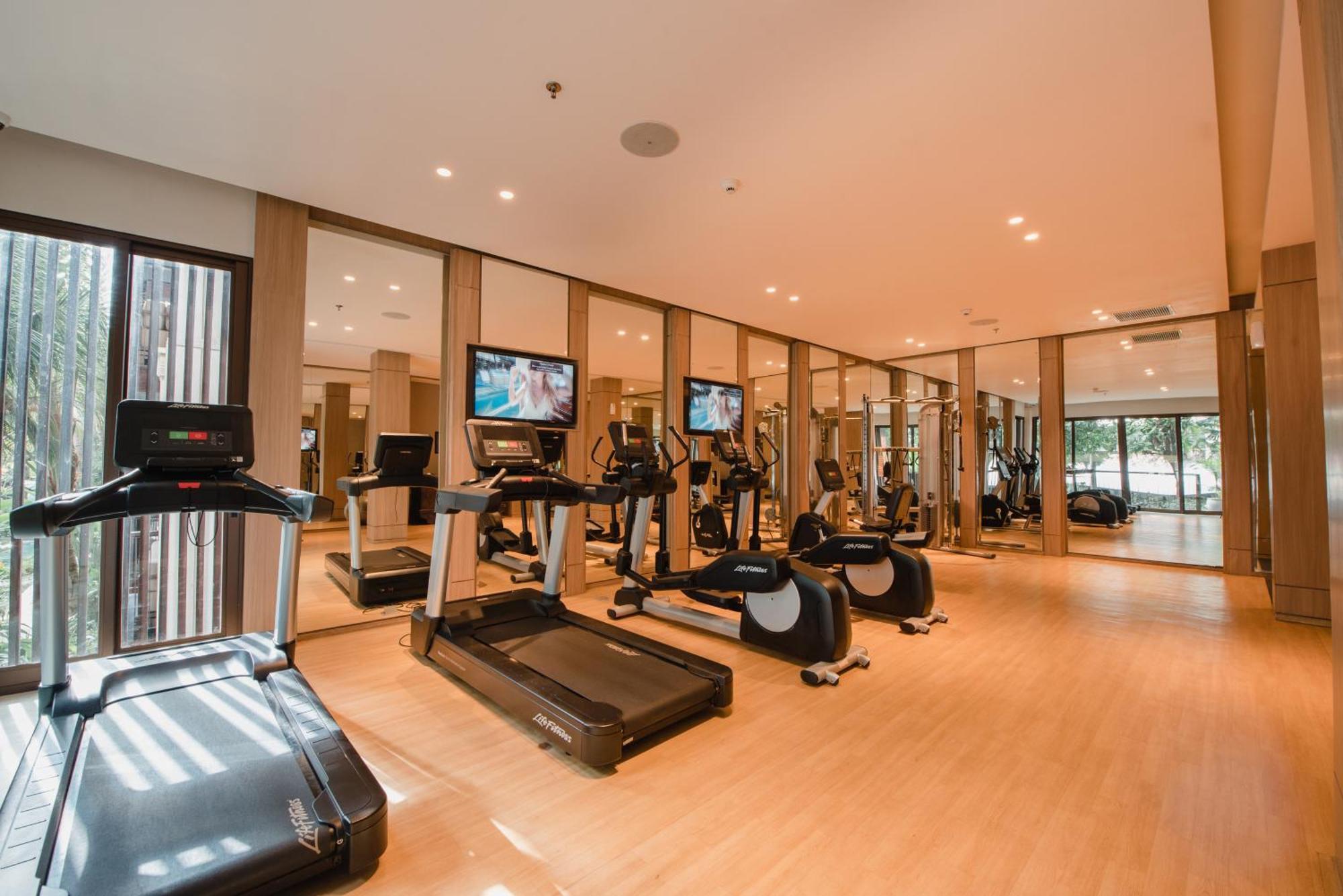 รามายณะ สวีท แอนด์ รีสอร์ต Hotel กูตา ภายนอก รูปภาพ The gym at the hotel
