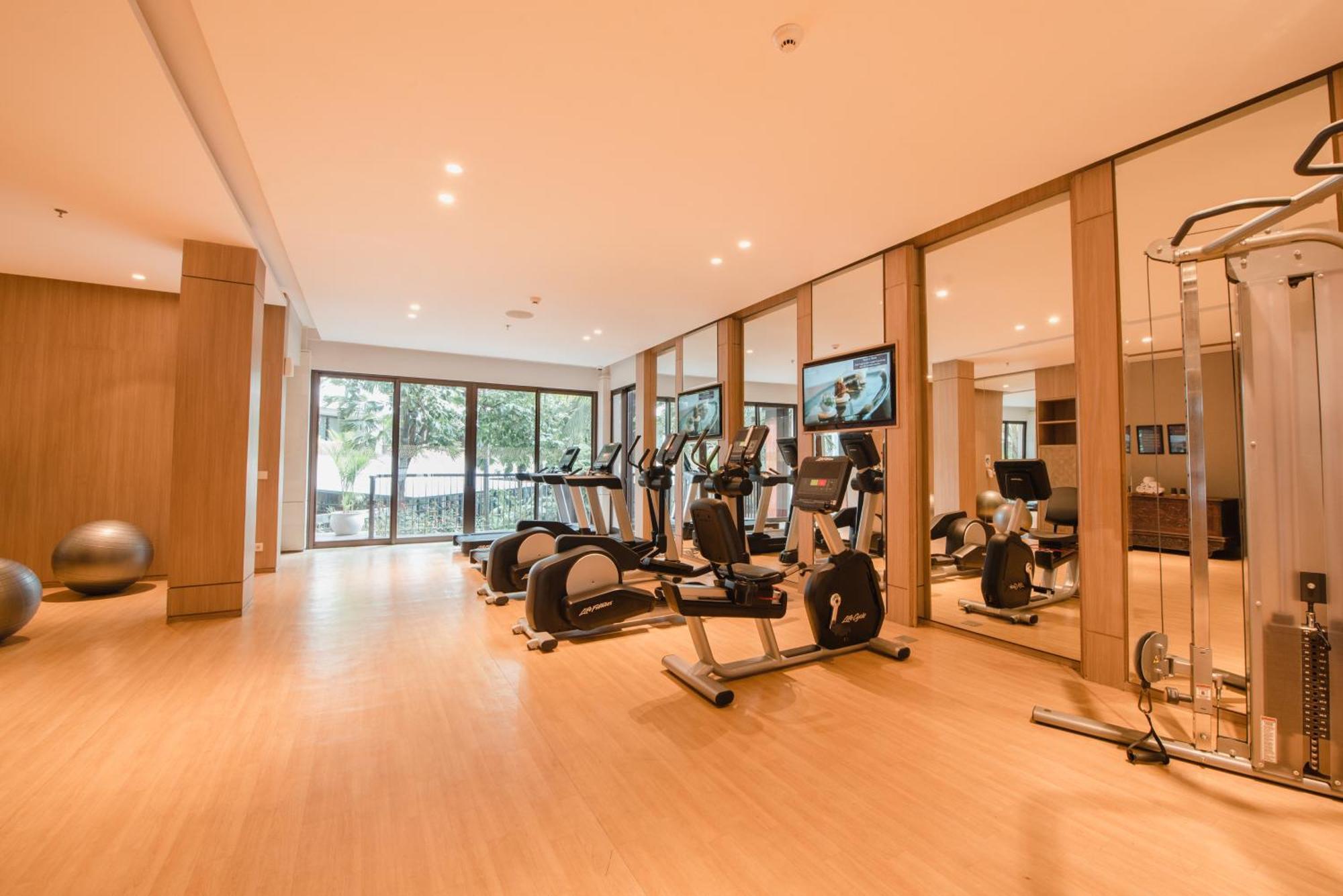 รามายณะ สวีท แอนด์ รีสอร์ต Hotel กูตา ภายนอก รูปภาพ The gym at the hotel